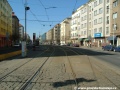 Za křižovatkou Kubánské náměstí se tramvajová trať ve středu Vršovické ulice záhy stočí levým obloukem.