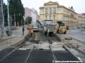 Odfrézovávání podkladních vrstev pod velkoplošnými panely BKV v křižovatce ulice Vyšehradská x Benátská a Na Slupi, popředí je již dokončená trať od Moráně | 25.9.2010