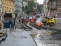Během velmi nepříznivého počasí pracovníci vrchní stavby instalují kolejové těleso v podobě protioblouků na křižovatce ulic Vyšehradská x Botanická a Na Slupi | 27.9.2010
