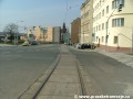 Křižovatku s Jandovou ulicí překračuje výjezdová kolej smyčky Vysočanská v táhlém levém oblouku, zhruba 20 metrů od tramvajové tratě, která se k ní postupně přiblíží.