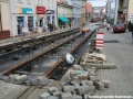 Dolaďování konečné polohy kolejí tramvajové tratě systému W-tram v Zenklově ulici před podbetonováním. | 29.3.2011
