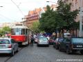 Cestující se prodírají skrze zaparkované automobily v provizorní zastávce Čechovo náměstí. | 29.5.2012