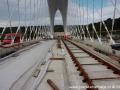 Vznikající pevná jízdní dráha na Trojském mostě. | 2.10.2013