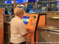 U druhého automatu právě dochází k zalepování otvorů pro platební kartu. | 08.10.2014