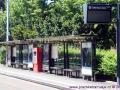Stanice na tramvajové trati do Petržalky mají jednotný mobiliář s jízdenkovými automaty, ve kterých je možné platit jak mincemi, bankovkami a platebními kartami (kontaktně i bezkontaktně). {21. 5. 2016}