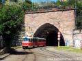 Električka K2 #317 opouští tunel pod hradem a míří do zastávky Chatam Sofér. {21. 5. 2016}