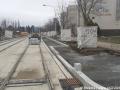 Podél dokončované tratě ve Vlastině ulici jsou již ukládány obrubníky vytyčující vozovku, přechody, nástupiště zastávek a parkovací zálivy. | 13.03.2023