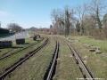 V úseku zastávek Pražský hrad -  Brusnice byl zatravněný zákryt tramvajové tratě použit vůbec poprvé v České republice. Od kolejnic byl trávník oddělen speciálními železobetonovými prefabrikáty s imitací žulové dlažby, zakrývajícími upevňovadla. Tyto  prefabrikáty jsou pečlivě odstraňovány. | 22.03.2026