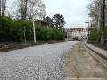 Tramvajová trať bude v ulici Mariánské hradby přeložena zcela vlevo tak, aby vznikl naprosto bezkolizní jízdní pruh pro automobily ve směru do centra. Na místě již probíhá pokládka štěrkového lože. | 12.04.2026