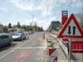 V křižovatce s ulicí Za Strašnickou vozovnou, před zastávkami Krematorium Strašnice opuští automobily severní vozovku Vinohradské ulice a obousměrně používají jižní vozovku. | 18.04.2026