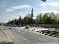 Před zastávkou Vinohradské hřbitovy vznikl dočasný přejezd přes tramvajovou trať, přes který se automobily vrací do severní části Vinohradské. | 18.04.2026