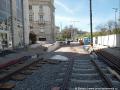 Dosavadní konec rekonstruované tratě podél Legerovy ulice před obloukem do Škrétovy ulice. K propojení zde chybí již jen několik desítek metrů. | 25.04.2026