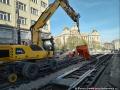 Vinohradské a Legerovy ulice pokračují po dokončení pokládky kolejí práce na výstavbě trati. Prostor mezi pražci je postupně fixován vylitím betonem. | 03.05.2026