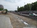 Prostor vznikající kolejové křižovatky Vinohradská × Počernická, stavební práce jdou  až do hloubky zemního tělesa. | 04.05.2026