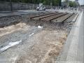 Rozsah stavebních prací ve  Vinohradské ulici začíná na druhé straně u zastávky VInohradské hřibitovy. ZDe je navíc provizorně vydlážděná plocha pro umožnění přejezdu pro automobily. | 04.05.2026