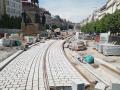 V koleji Vinohradská -> Vodičkova již v blízkosti sochy sv. Václava pracují dlaždiči a prostor zadlažďují. | 05.05.2026