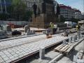 V koleji Vinohradská -> Vodičkova již v blízkosti sochy sv. Václava pracují dlaždiči a prostor zadlažďují. | 05.05.2026