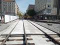 Mezikolejnicový prostor přímých kolejí křižovatky mezi Václavským náměstím a Vinohradskou je již vylit tzv. hubeným betonem (betonem, který je snažší na následné vybourání) a s ohledem na jeho výšku pod hlavou kolejnic bude zakryt asfaltem. | 05.05.2026