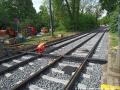 Práce na tramvajové trati v místě kde koleje pozemní komunikaci (ulici Mariánské hradby) a pokračující  samostatným tělesem k zastávce Královský letohrádek. | 06.05.2026