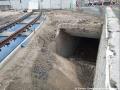 Zrušený výstup z vestibulu metra na původní tramvajovou zastávku byl v kolizi s traťovou kolejí. Proto došlo k jeho zrušení. Zatím však na povrch stále ční jeho torzo.  | 10.06.2026