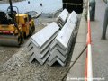 Betonové prefabrikáty ve tvaru písmene L mají za úkol ohraničit konstrukční vrstvy spodku tramvajové tratě. | 25.5.2007