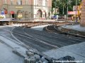 Na rekonstruované křižovatce Albertov dochází k pokládce asfaltového krytu vozovky v přímém směru kolejové křižovatky a pokládce vrcholu ústícího do Svobodovy ulice. | 19.6.2007
