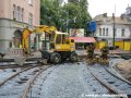 Na rekonstruované křižovatce Albertov byla dokončena pokládka asfaltového krytu vozovky v přímém směru kolejové křižovatky, práce se přesunuly zejména na dokončení vrcholu ústícího do Svobodovy ulice. | 23.6.2007