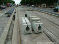 Prefabrikované dílce nejnovějšího typu kolejového odvodňovače umisťovaného mezi panely BKV čekají na instalaci v ulici Jana Želivského
