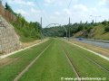 Pod zastávkou Geologická trať klesá zatravněným přímým úsekem