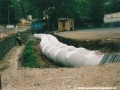Hlubočepský potok byl v místě budoucích pilířů číslo 3 a 4 sveden do provizorního koryta z betonových rour. | 25.5.2002