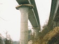 Pohled od základů mostních pilířů barrandovské části estakády. | 21.12.2002