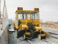 S položením prvních metrů kolejí se na trati objevují i první kolejová vozidla sloužící k dopravě štěrku a podbíjení kolejí - MUV 69.2. | 5.4.2003