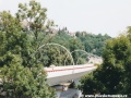 Mostní estakáda přes Prokopské údolí v úseku Geologická - Hlubočepy skvěle zapadá do okolní krajiny. | 14.6.2003