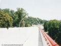 Pochozí lávky mostních estakád odděluje od kolejiště mohutný betonový prefabrikát, zabraňující zřícení tramvaje z mostu při případném vykolejení. | 14.6.2003