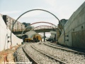 Pohled z podjezdu mezi zastávkami Poliklinika Barrandov - Chaplinovo náměstí do prostoru zastávky Chaplinovo náměstí. | 9.8.2003