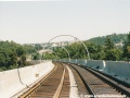 Mostní estakáda přes Prokopské údolí v úseku Geologická - Hlubočepy s položenými tramvajovými kolejemi. | 9.8.2003