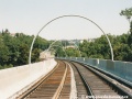 Mostní estakáda přes Prokopské údolí v úseku Geologická - Hlubočepy s položenými tramvajovými kolejemi. | 9.8.2003