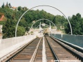 Mostní estakáda přes Prokopské údolí v úseku Geologická - Hlubočepy s položenými tramvajovými kolejemi. | 9.8.2003