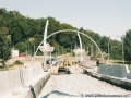 Konec mostní estakády přes Prokopské údolí na hlubočepské straně s pohledem na ocelovou konstrukci vznikající zastávky Hlubočepy. | 9.8.2003