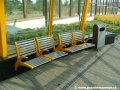 Sedadla pro cestující s odpadkovým košem na nástupišti zastávky Geologická z centra | 30.7.2006