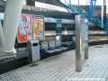 Sedadla pro cestující, odpadkový koš a reklamní vitrína na nástupišti zastávky K Barrandovu do centra | 30.7.2006