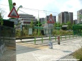 Přístupová cesta na zastávku Poliklinika Barrandov s výstražným zařízením upozorňujícím chodce na blížící se tramvaj | 30.7.2006