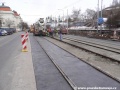 Zatímco v koleji z centra je již uložena první vrstva litého asfaltu, kolej do centra je teprve vyplňována betonovou směsí. | 22.2.2010