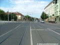 Tramvajová trať překračuje světelně řízenou křižovatku s Vaníčkovou ulicí.