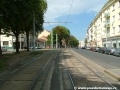 I za zastávkou Drinopol z centra se nadále tramvajová trať ve středu Bělohorské ulice stáčí v pravém oblouku.