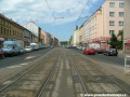 Tramvajová trať se opět napřimuje a ve velkoplošných panelech BKV pokračuje středem Bělohorské ulice na zvýšeném tělese.