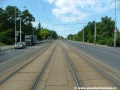 Tramvajová trať se napřímila a ve středu Bělohorské ulice pokračuje k zastávkám Říčanova.