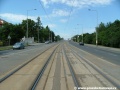 I za zastávkami Říčanova ještě tramvajová trať pokračuje táhlým pravým obloukem.