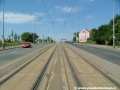 Přímý úsek tramvajové tratě tvořené velkoplošnými panely BKV mezi zastávkami Říčanova a Vypich.