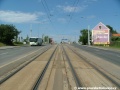 Tramvajová trať spěje k prostoru pro otáčení automobilů před zastávkami Vypich.